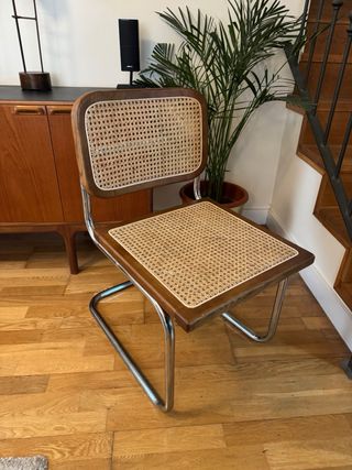 Silla de madera y metal con rejilla