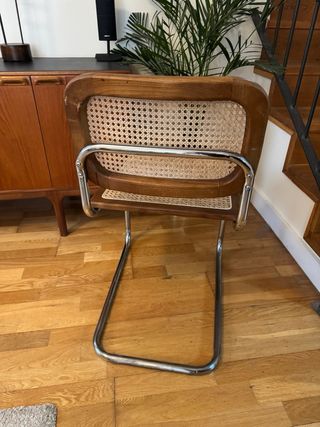 Silla de madera y metal con rejilla