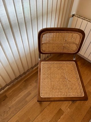 Silla de madera y metal con rejilla