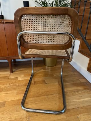 Silla de madera y metal con rejilla