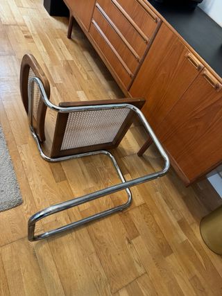 Silla de madera y metal con rejilla