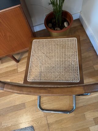 Silla de madera y metal con rejilla