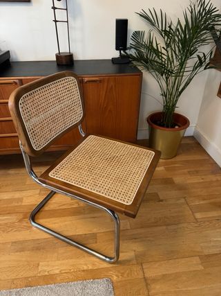 Silla de madera y metal con rejilla