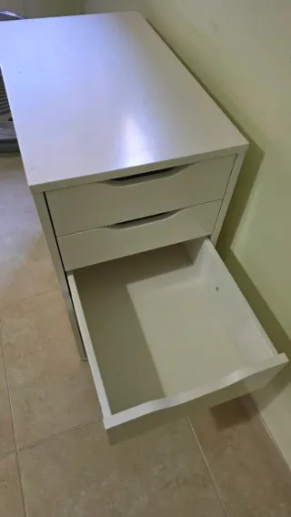 Conjunto oficina: mesa, cajonera y silla