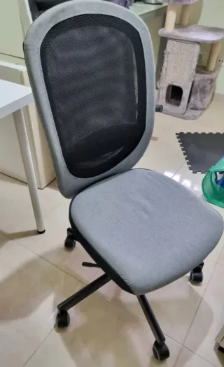 Conjunto oficina: mesa, cajonera y silla