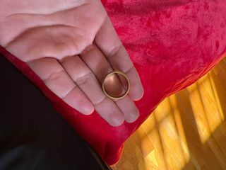 Anillo dorado con piedra roja