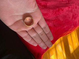 Anillo dorado con piedra roja