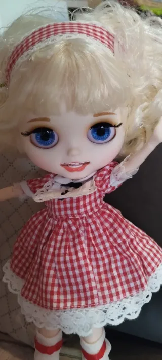 Muñeca Blythe vestido rojo