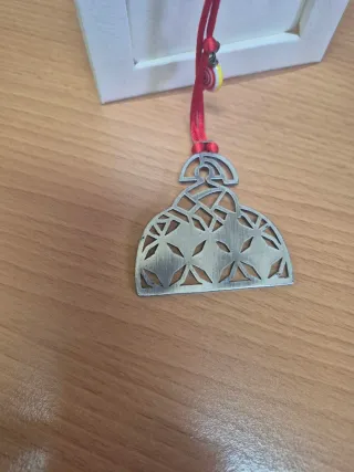 Colgante menina plata y cordón rojo