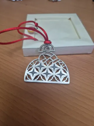 Colgante menina plata y cordón rojo