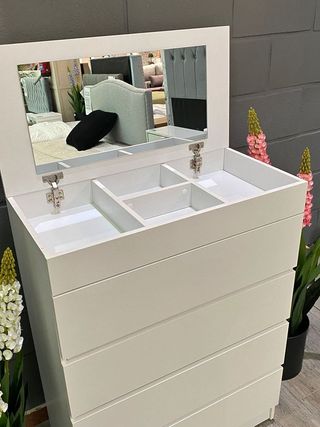 Cómoda con espejo y joyero