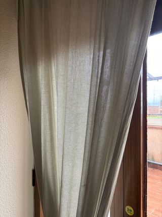 Cortinas de tela beige y verdes
