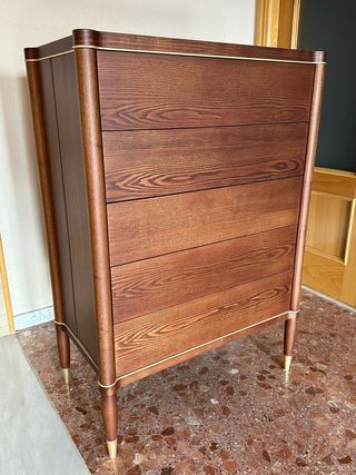 Cajonera de madera con detalles dorados