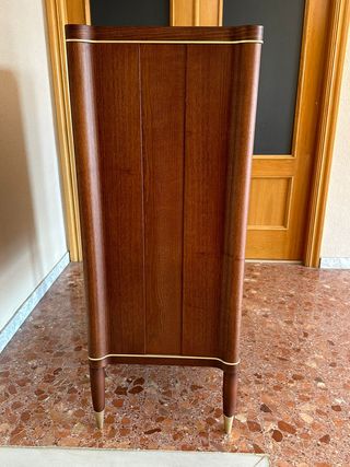 Cajonera de madera con detalles dorados