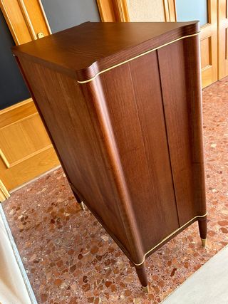 Cajonera de madera con detalles dorados