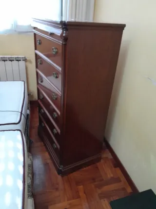 Cómoda de madera con 7 cajones