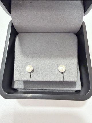 Pendientes de perla con diseño sencillo