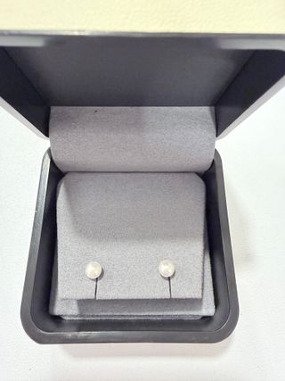 Pendientes de perla con diseño sencillo