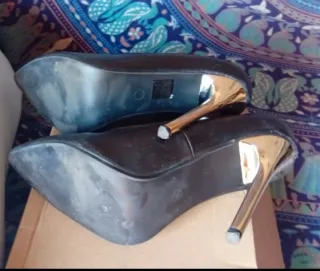 Zapatos tacón alto con cadenas doradas