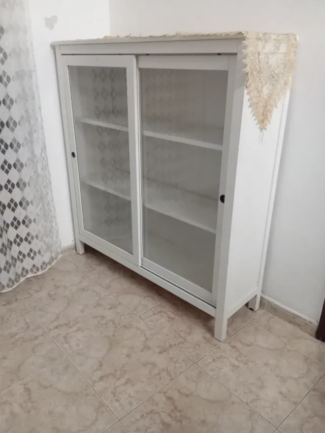Vitrina armario madera y cristal Urge por mudanza