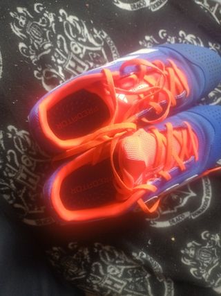 Zapatillas fútbol sala azules y naranjas