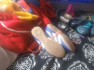 Zapatillas fútbol sala azules y naranjas