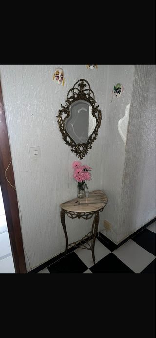 Mueble recibidor de mármol y metal