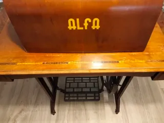 Máquina de coser Alfa antigua