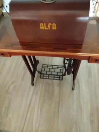 Máquina de coser Alfa antigua