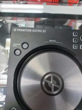 Controlador DJ Traktor Kontrol S3