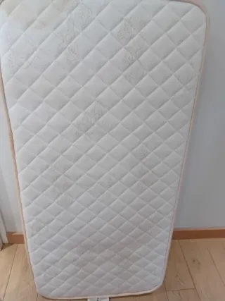 Cuna y colchón para bebé