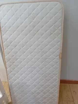 Cuna y colchón para bebé