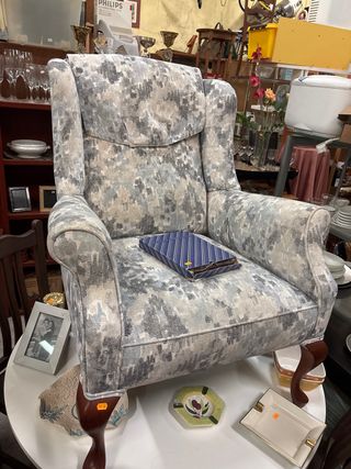 Sillón tapizado tela gris y beige