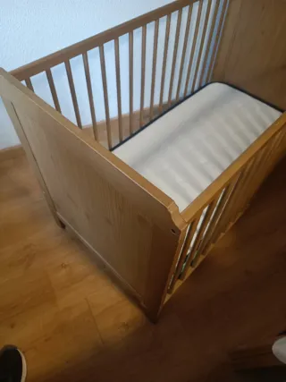 Cuna de madera para bebé