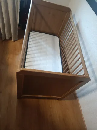 Cuna de madera para bebé