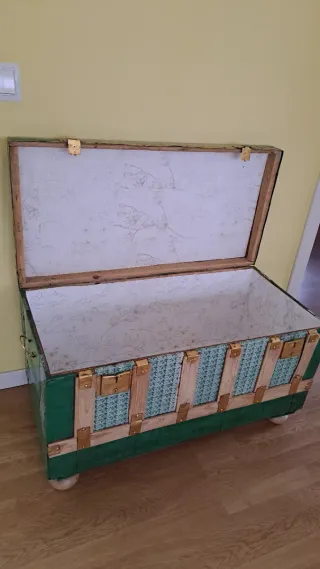 Baúl antiguo decorativo