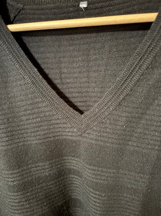 Jersey negro cuello pico