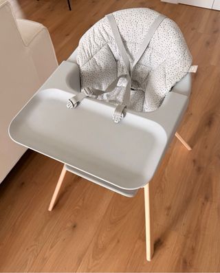 Trona infantil gris claro y madera Stokke Click