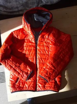 Chaqueta rojacon capucha