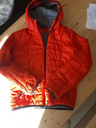 Chaqueta rojacon capucha