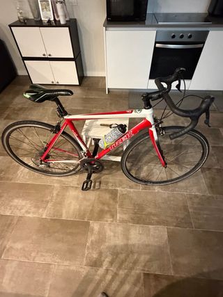 Bicicleta de Carretera Trek Roja