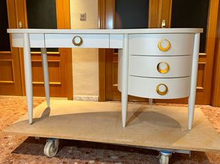 Escritorio blanco con detalles dorados