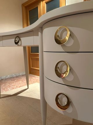 Escritorio blanco con detalles dorados