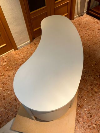 Escritorio blanco con detalles dorados