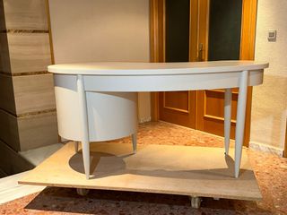 Escritorio blanco con detalles dorados