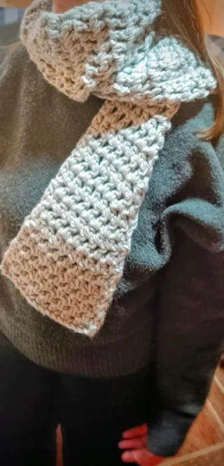 Bufanda larga gris tejida