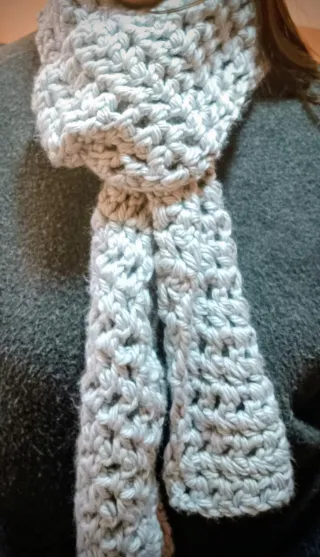 Bufanda larga gris tejida