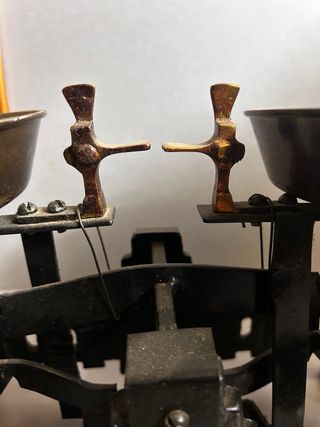 Balanza antigua de latón y hierro