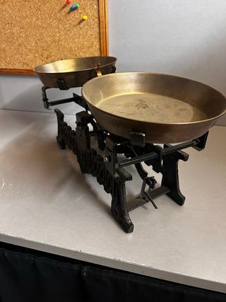 Balanza antigua de latón y hierro