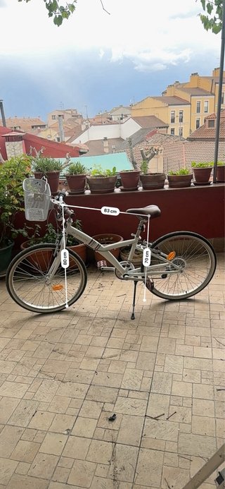 Bicicleta urbana B'Twin blanca con cesta